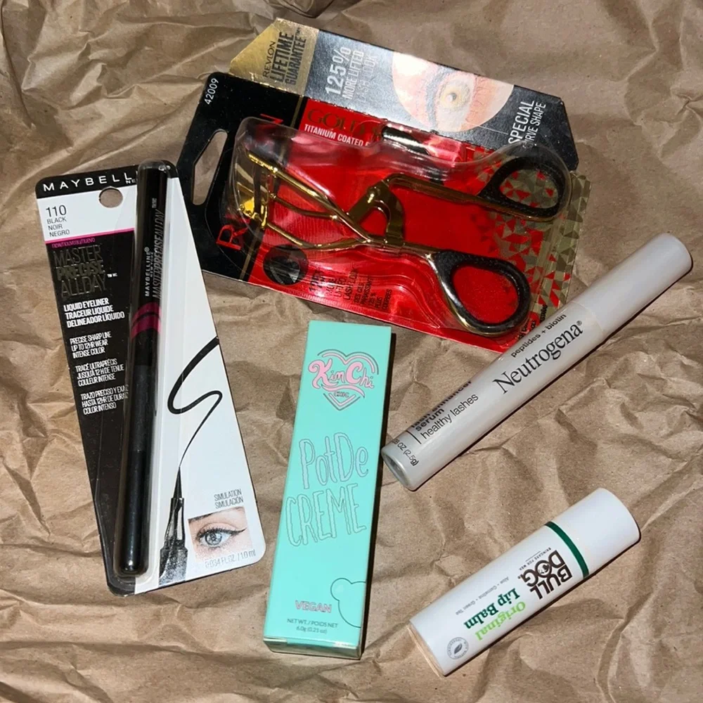 Makeup Bundle - Picture 1 of 5